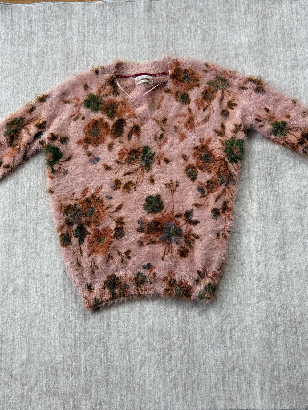 Urban Outfitters Women's Oversized Floral Fuzzy Soft V-Neck Sweater Size XS - Picture 7 of 13